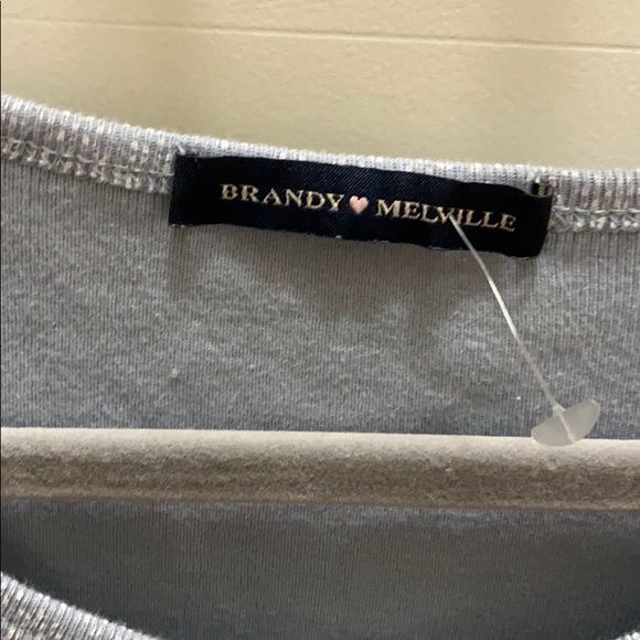 Cute brandy Melville crop top - Picture 2 of 5